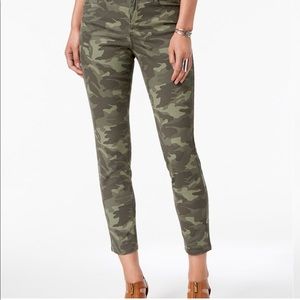 Style& Co curvy skinny leg camo jeans